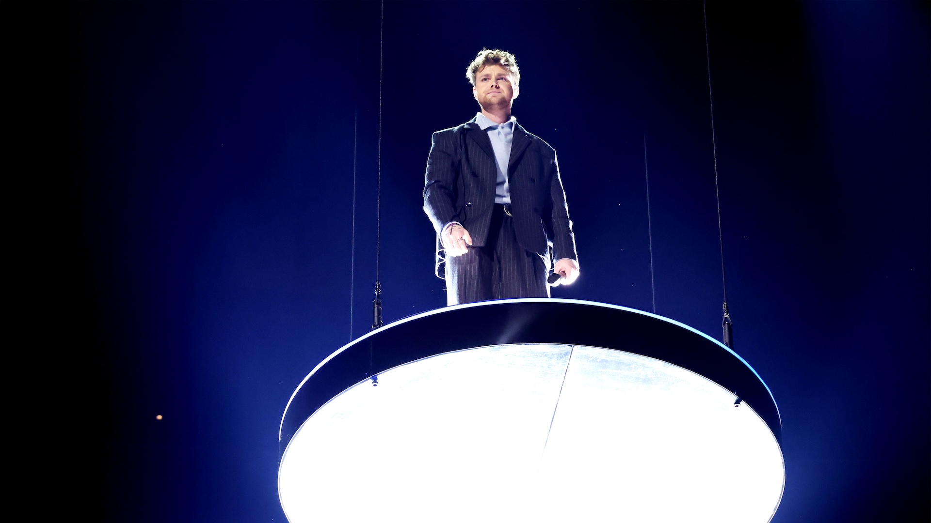 Alex Warren Levitates On "Ordinary" Performance