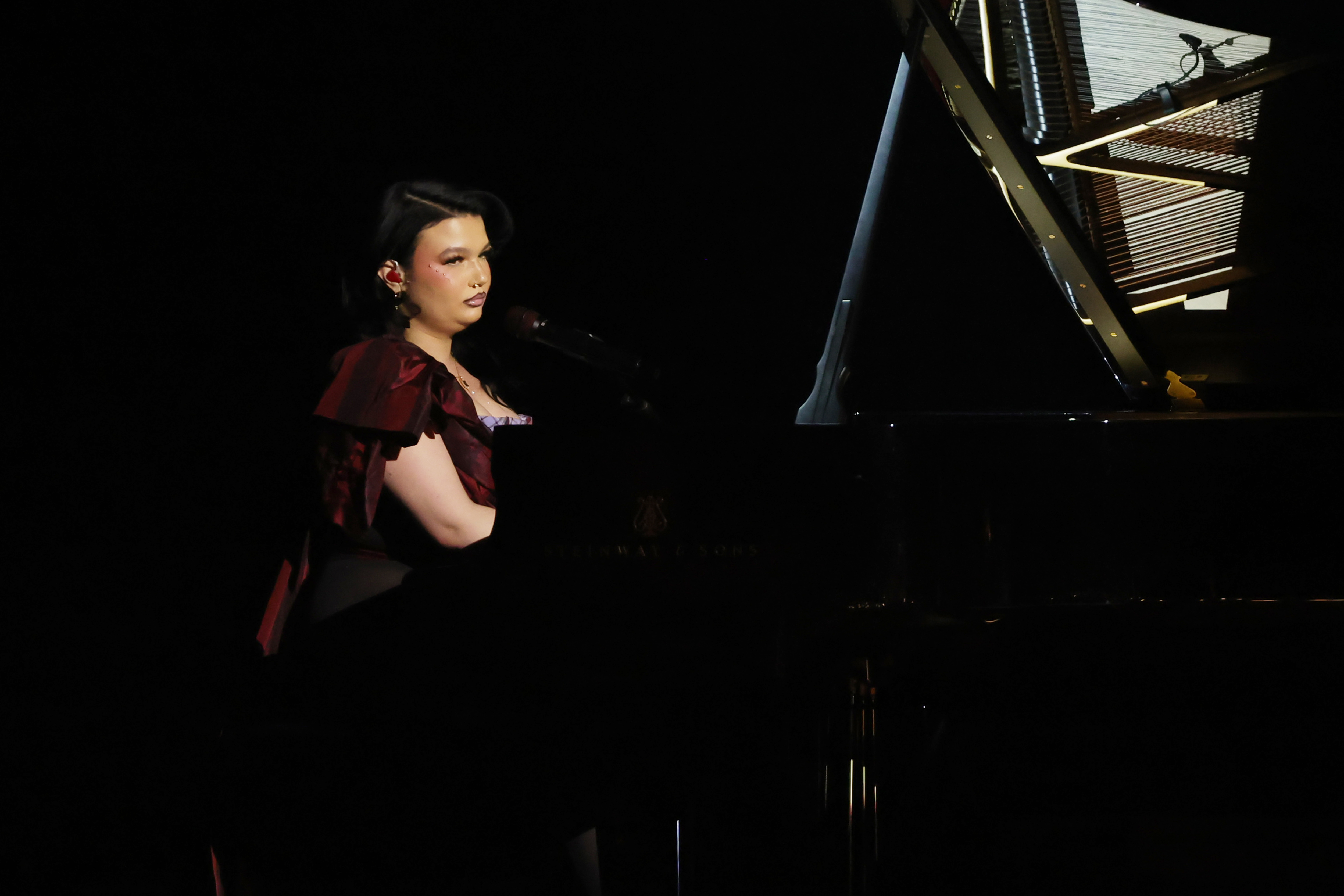 Lola Young Performs Stripped-Back "Messy"